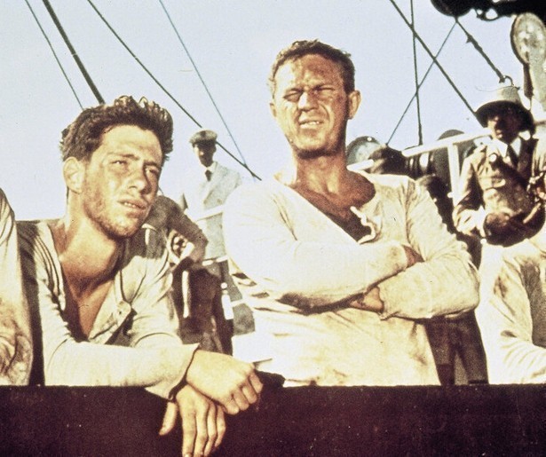 Dustin Hoffman helpt Steve McQueen ontsnappen in Papillon