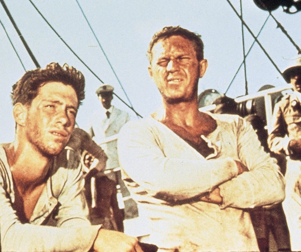 McQueen en Hoffman smeden ontsnappingsplannen in Papillon