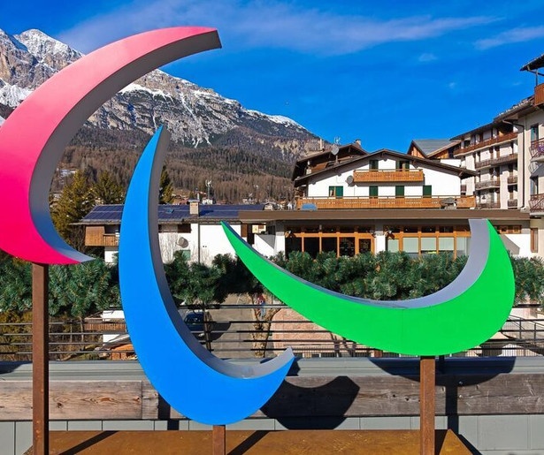 IJshockeyers en alpineskiërs in actie tijdens de apotheose van de Paralympische Winterspelen 2026