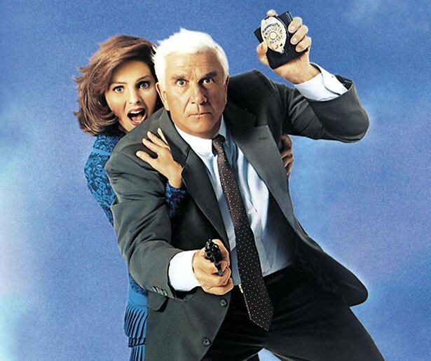 Leslie Nielsen gaat op zoek naar een ontvoerde wetenschapper in The Naked Gun 2 1/2: The Smell of Fear