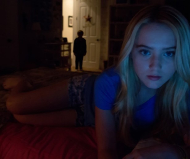 Kathryn Newton wantrouwt de boel in Paranormal Activity 4