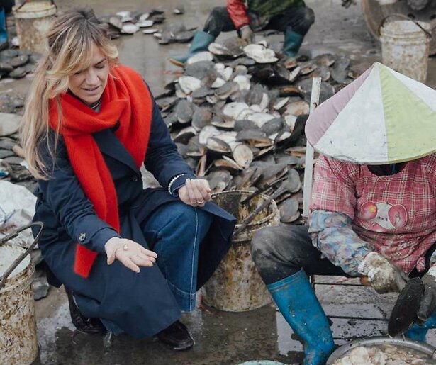 De experts van Keuringsdienst van Waarde omringen zich met parels