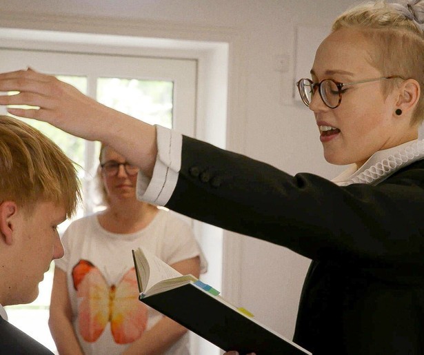 Jonge priester gooit haar leven om in Pastor in Search of Paradise