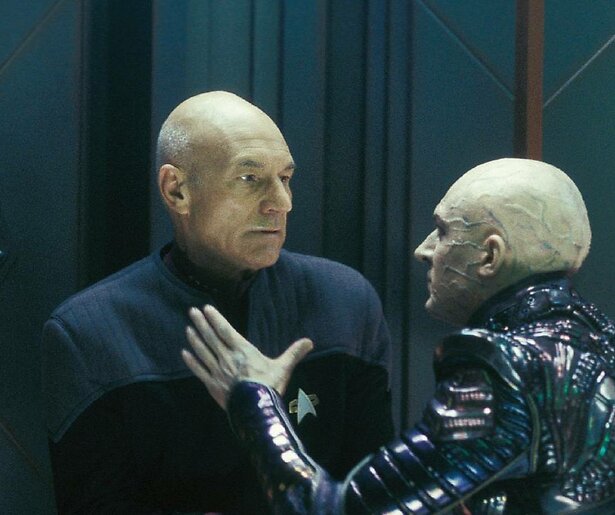 Patrick Stewart houdt alles goed in de gaten in Star Trek: Nemesis