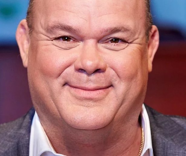 Paul de Leeuw hangt vlag uit: zoon geslaagd