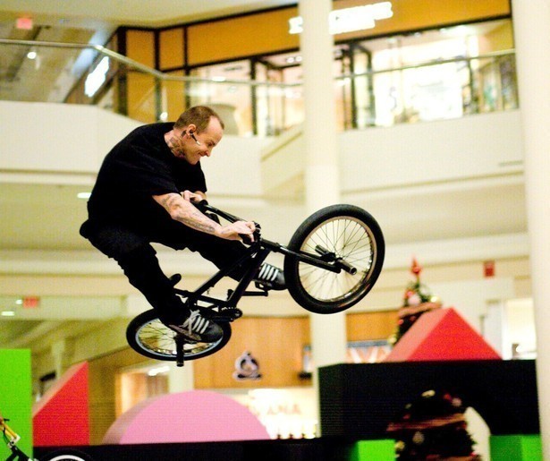 Kevin James crosst rond op zijn segway in Paul Blart: Mall Cop