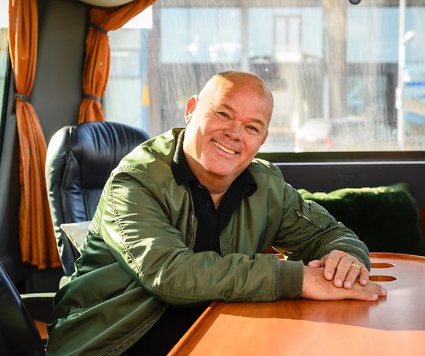 Paul de Leeuw maakt Knoop-special Busje Komt Zo!