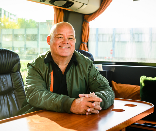 Paul de Leeuw presenteert eindejaarstalkshow met mensen met beperking