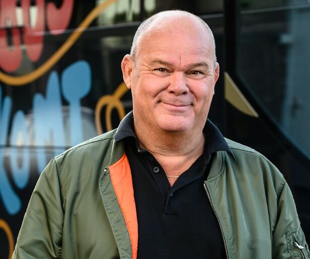 Paul de Leeuw kondigt nieuw seizoen Busje Komt Zo aan