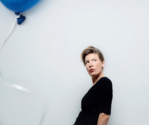 Paulien Cornelisse en haar taalspitsvondigheden in de show Aanstalten