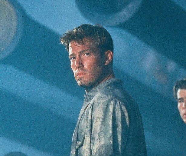 Vrienden Ben Affleck en Josh Hartnett worden verliefd op dezelfde vrouw in Pearl Harbor