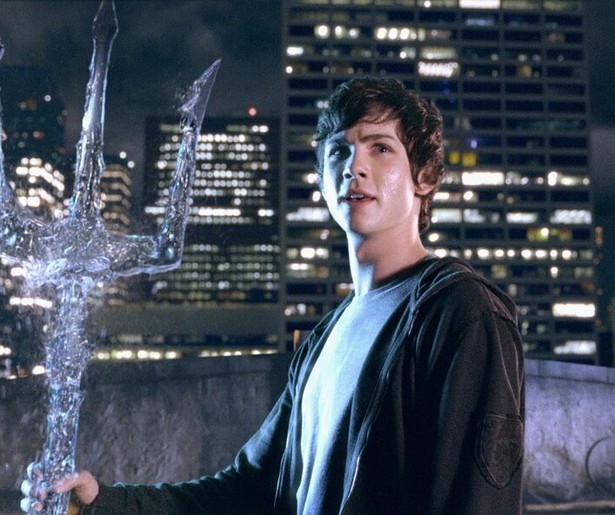 Alles verandert voor Logan Lerman als hij zijn ware afkomst ontdekt in Percy Jackson & the Lightning Thief