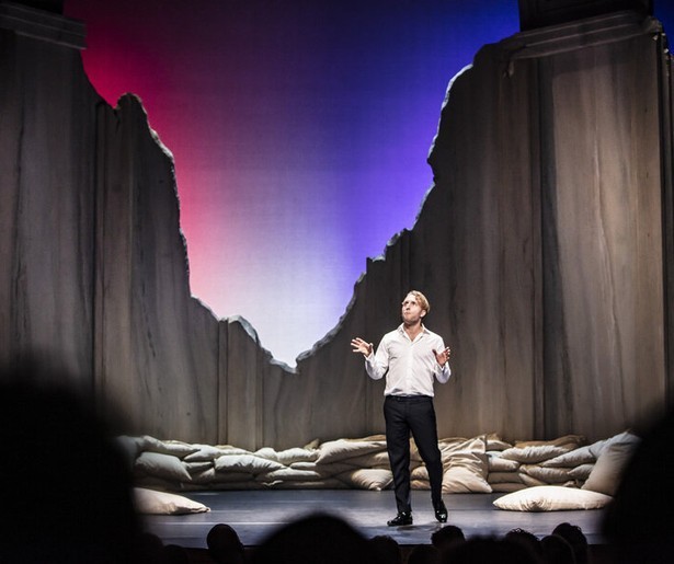 Peter Pannekoek tussen de oliebollen