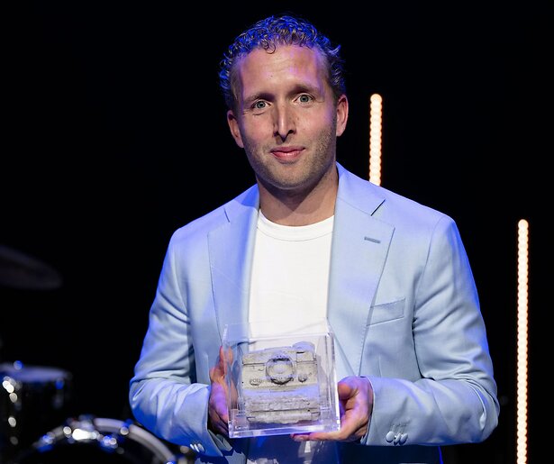 Ring-presentator Peter Pannekoek wint Poelifinario
