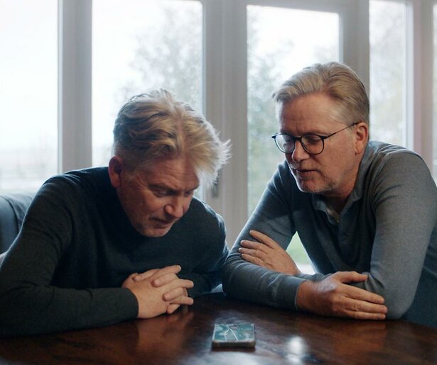 Tweelingbroers Peter en Erik willen in deze 2Doc weten waarom ze bij de geboorte van elkaar gescheiden werden