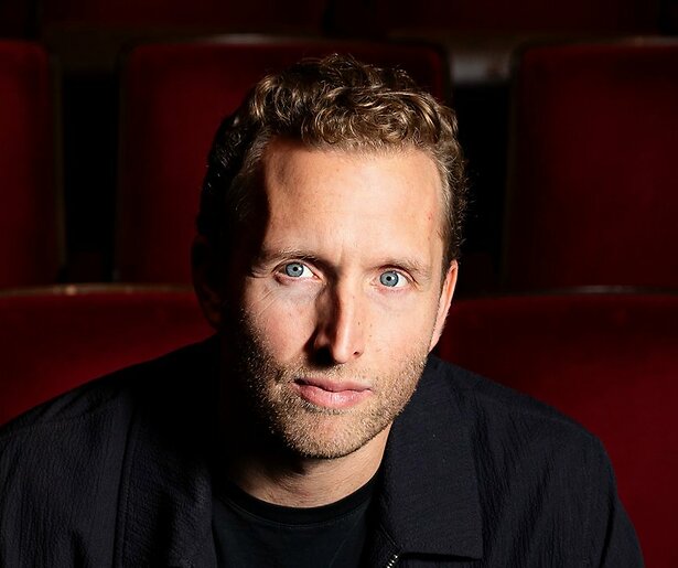 Peter Pannekoek blikt met scherpe humor terug op 2025 in zijn Oudejaarsconference 