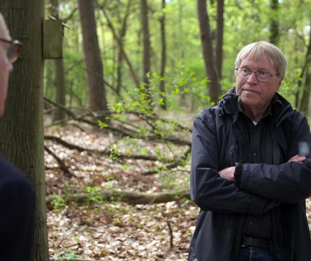 Philip Freriks wil van Jan Roelofs weten wat er met zure regen is gebeurd in In de Voetsporen van de Jaren 80