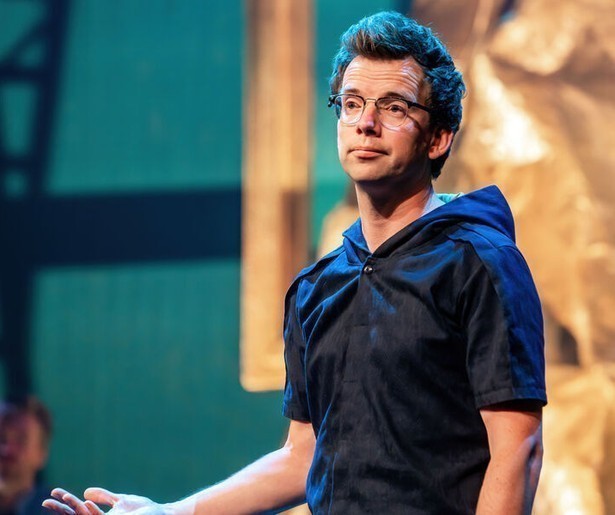 Pieter Derks stelt heftige kwesties aan de kaak in cabaretvoorstelling Uit het Niets