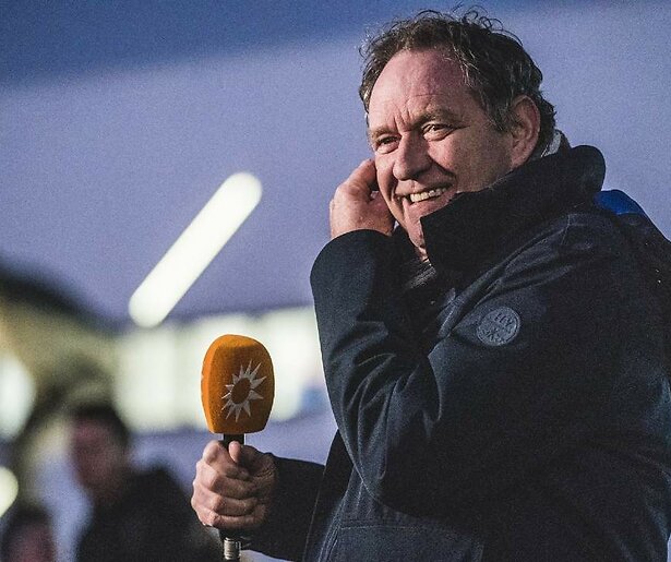 Tweelingbroer Piet Paulusma eert populaire weerman tijdens MAX Skûtsje Journaal