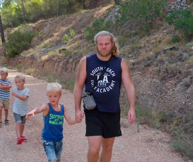 De familie Verleg krijgt een flinke tegenslag te verwerken in Een Huis Vol Emigreert