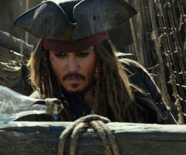 Johnny Depp zet de boel weer eens op stelten in Pirates of the Caribbean: Salazar's Revenge