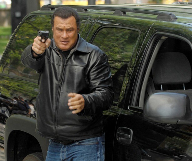 Steven Seagal bestrijdt gangsters en corrupte agenten in Pistol Whipped