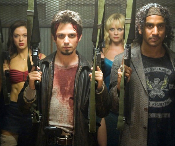 Beestachtige zombies gaan op jacht in Planet Terror op Viaplay TV