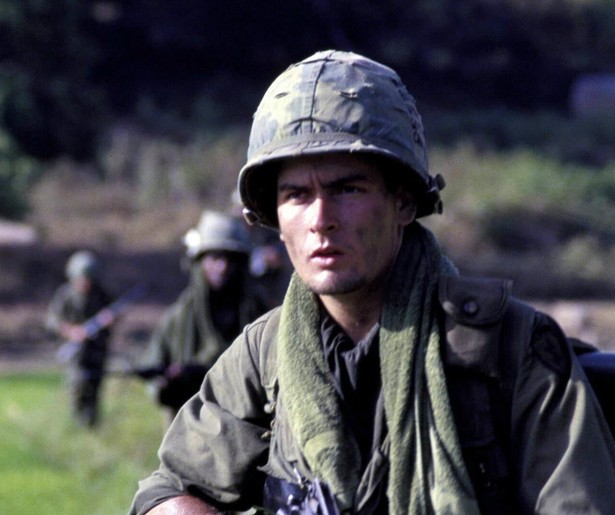 Charlie Sheen komt zichzelf tegen tijdens de Vietnamoorlog in Platoon