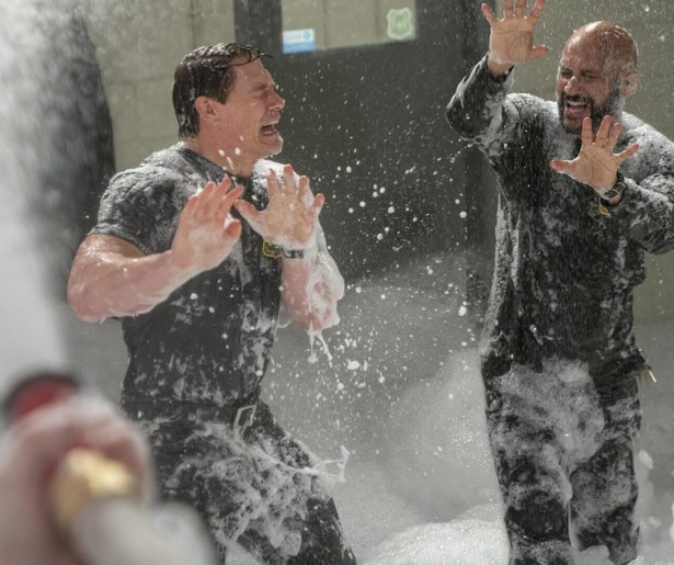 Drie brandweermannen zitten opgescheept met een paar kinderen in Playing with Fire