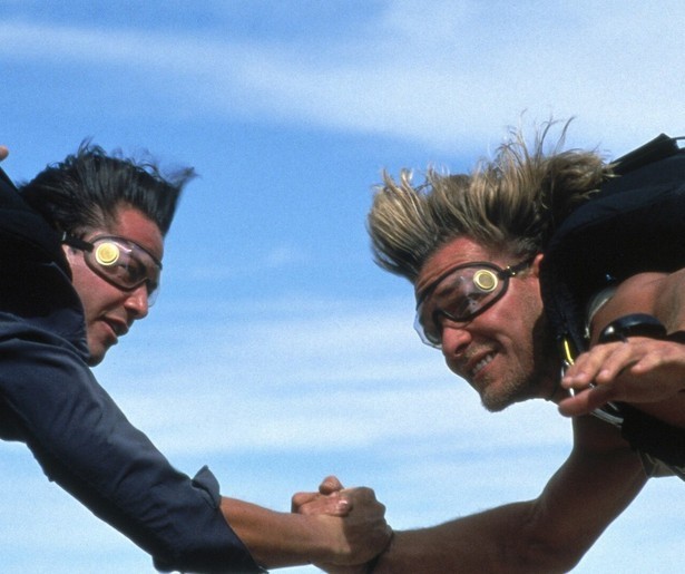 Keanu Reeves infiltreert bij een surfgroep in Point Break