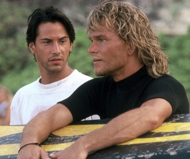 Keanu Reeves en Patrick Swayze halen halsbrekende stunts uit in Point Break