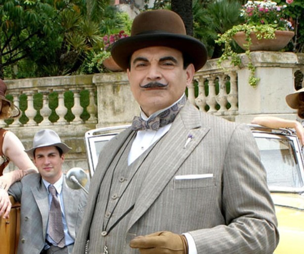 David Suchet moet de moord op een graaf onderzoeken in Poirot