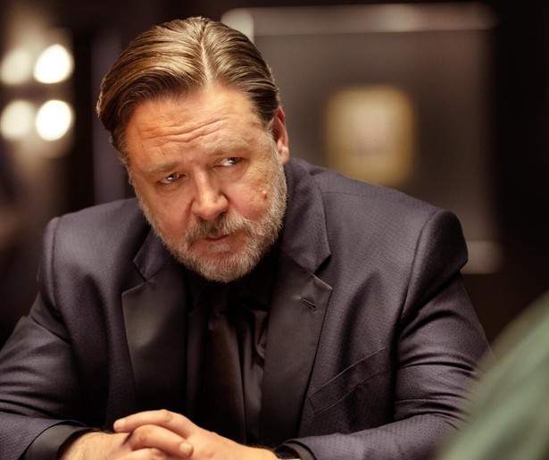 Russell Crowe wil lekker een avondje pokeren met zijn vrienden in Poker Face