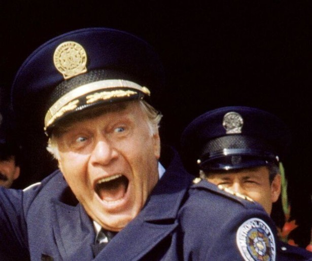George Gaynes krijgt hulp van een stel mafkezen in politiepak in Police Academy 3: Back in Training