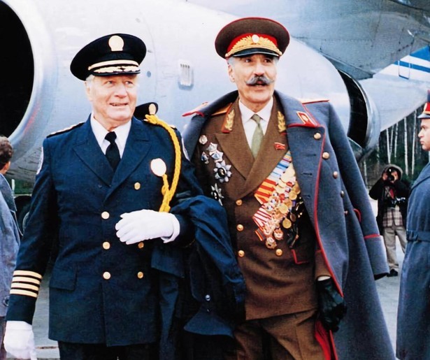 De klungelige agenten gaan naar Moskou in Police Academy 7: Mission to Moscow