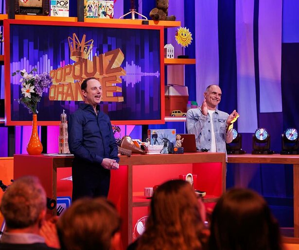 Thomas van Luyn en Leo Blokhuis leggen weer nieuwe BN'ers het vuur onder de schenen in Popquiz Oranje