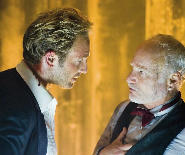 Richard Dreyfuss bevindt zich in een levensgevaarlijke situatie in Poseidon