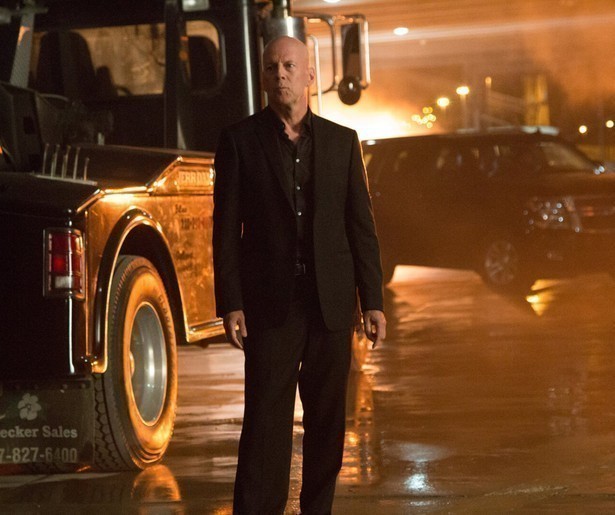 Bruce Willis jaagt op Claire Forlani in Precious Cargo