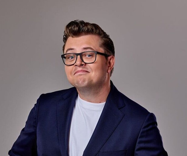 Rob Janssen mag strooien met prijzen in de nieuwe SBS-spelshow Prijzenjacht