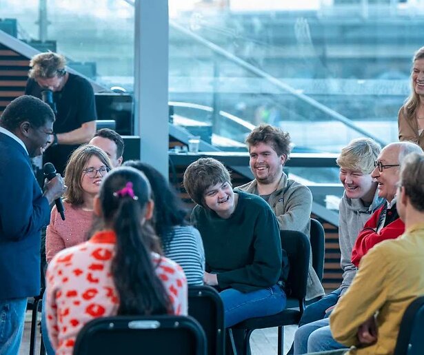 Voorproefje: Youp van 't Hek wordt zondagavond geïnterviewd door bijzondere mensen 