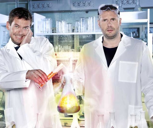 Ruben en Tijl steken Tygo Gernandt in de brand in nieuw seizoen Professor Nicolai & Dr. Beckand