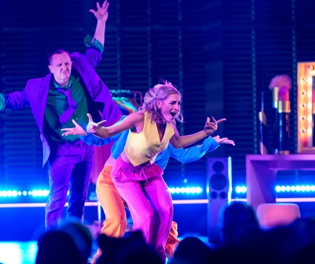 Koen en Roemjana leren de dansers van Project Dans een lesje