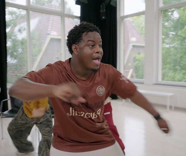 Carlton Walden daagt de dansers van Project Dans uit met hiphop