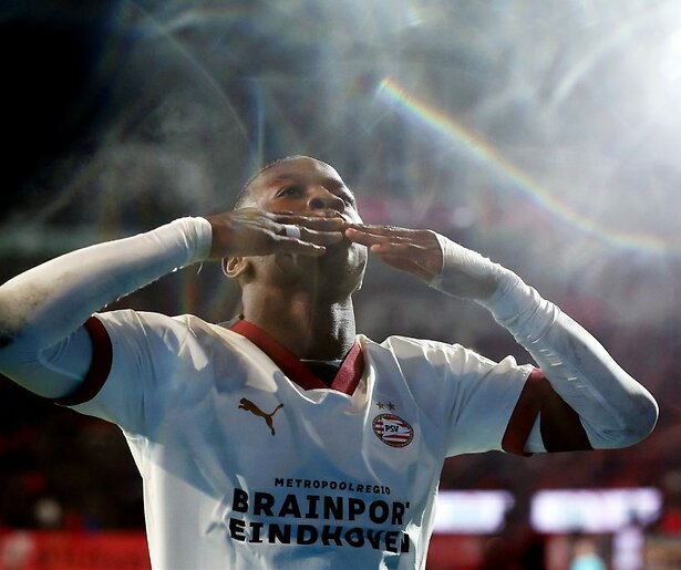 Feyenoord en PSV proberen elkaar af te troeven in strijd om de Eredivisie 