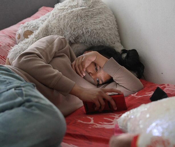 Vijf gezinnen met een puber in huis worden gevolgd in deze nieuwe realityserie