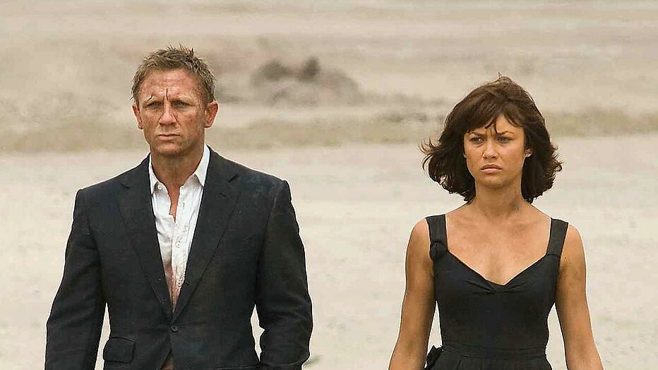 Olga Kurylenk en Daniel Craig in Quantum of Solace
