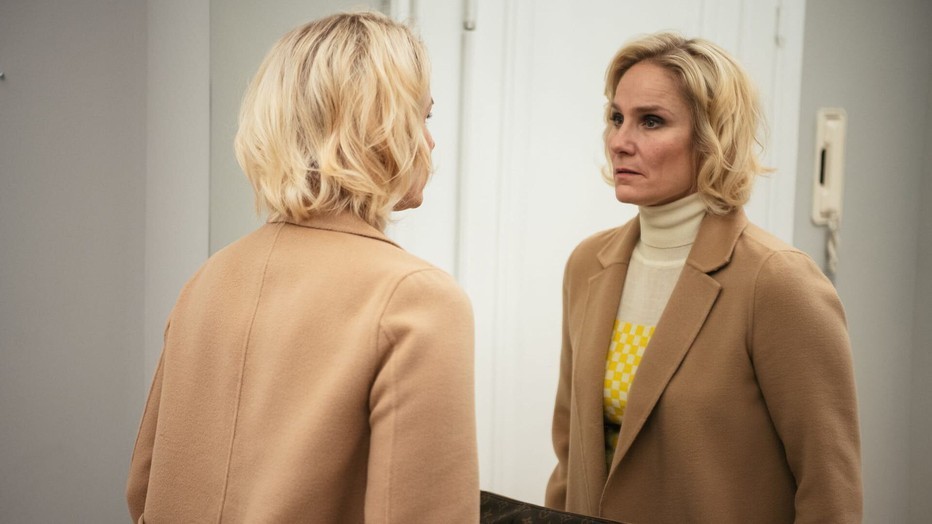 Laura Malmivaara als Linda in Queen of Fucking Everything