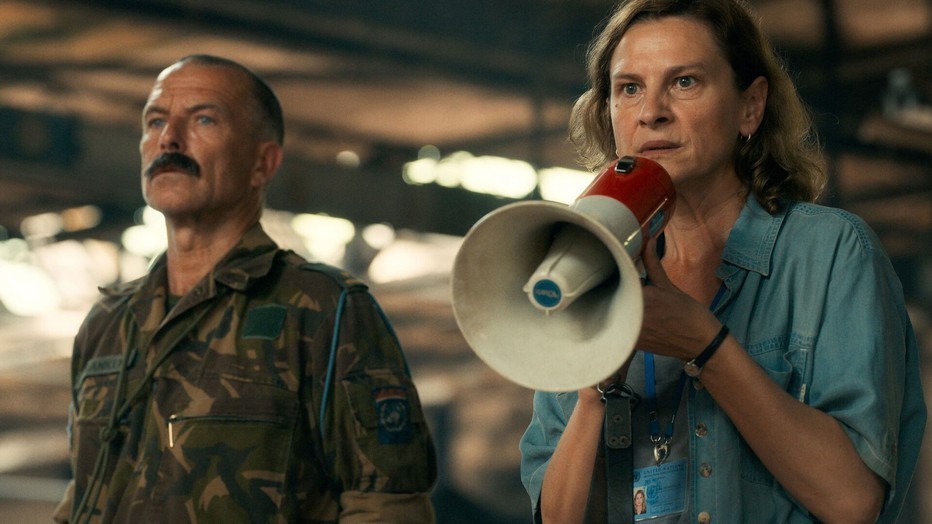 Raymond Thiry als Major Franken en Jasna Djuricic als Aida Selmanagic in Quo Vadis, Aida?