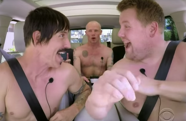 Videosnack: Red Hot Chili Peppers doen shirtless Carpool Karaoke