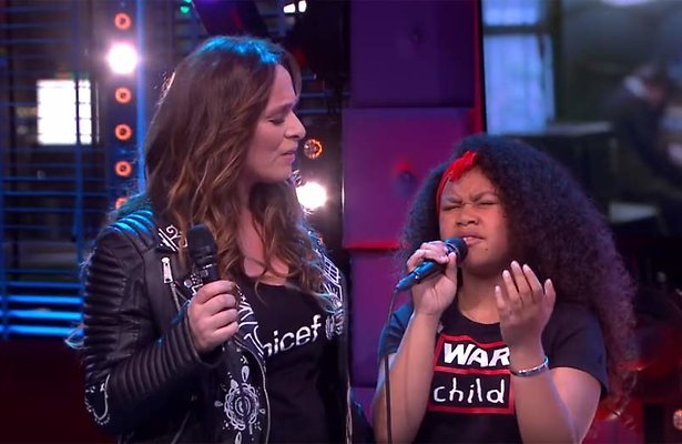 Videosnack: Trijntje en The Voice Kids-winnares Yosina ontroeren met liedje voor Dodenherdenking